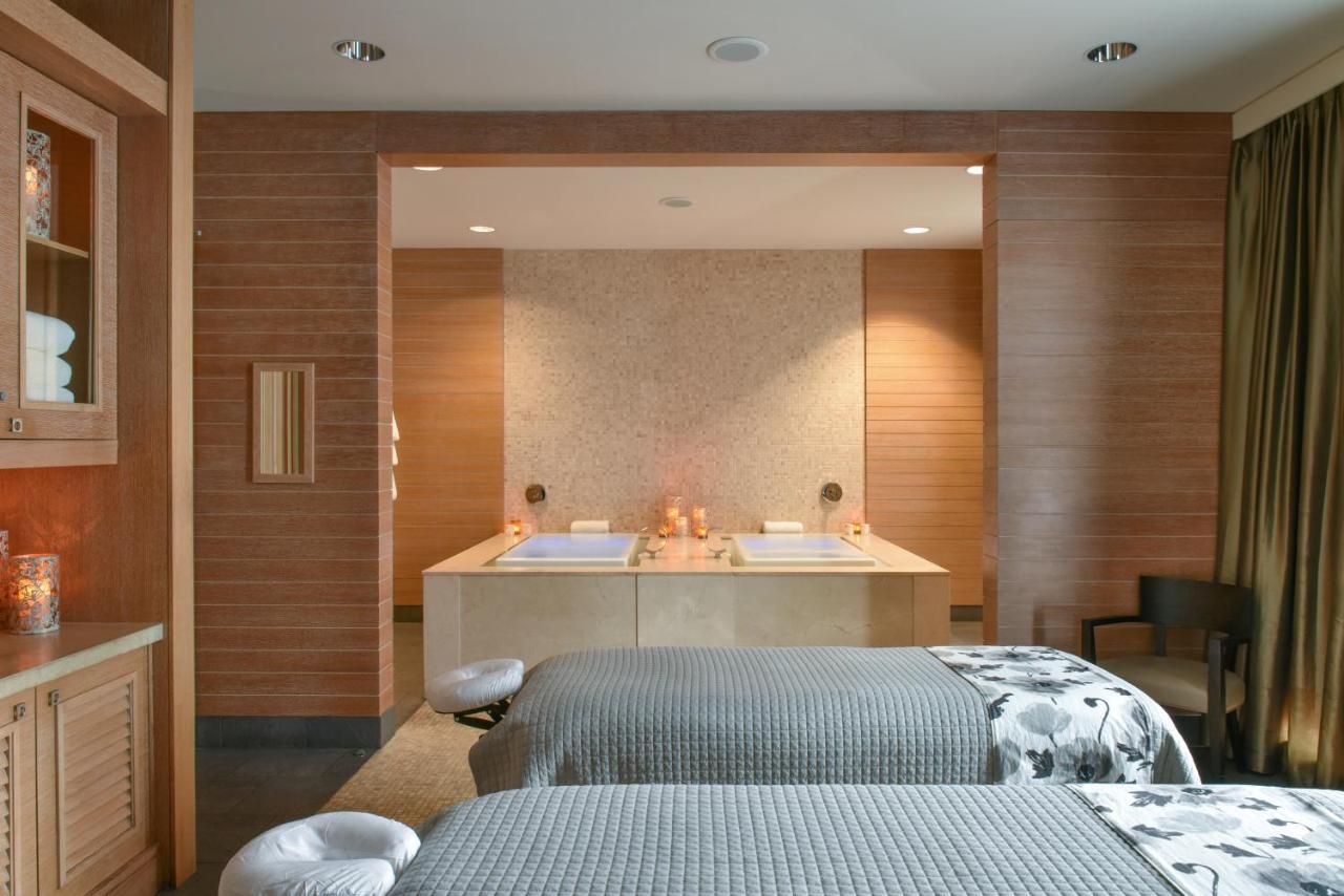 Trump International Hotel & Tower Chicago Exterior photo A treatment room at a spa