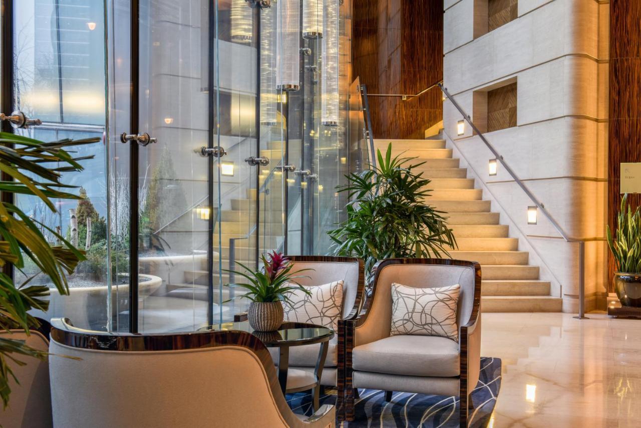 Trump International Hotel & Tower Chicago Exterior photo The lobby of the hotel